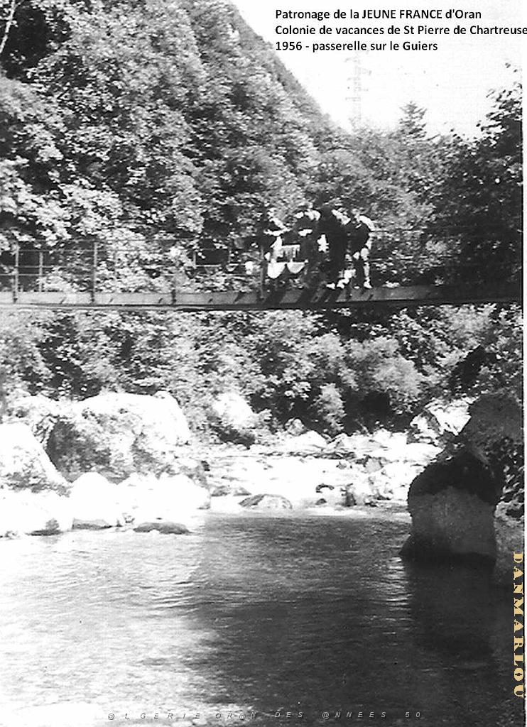 COLO JEUNE FRANCE 1956 passerelle sur le Guiers.jpg